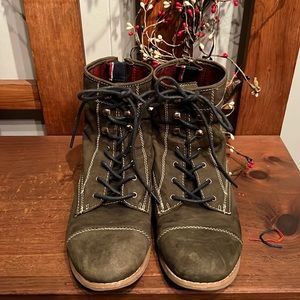 Beautiful olive green distressed laced Tommy Hilfiger boot😀71/2M